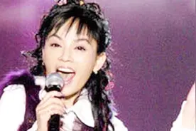 唱红《走过咖啡屋》，抢别人刚结婚3个月的老公，如今面部僵硬