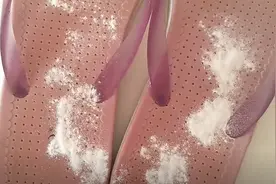 凉鞋拖鞋穿久发黄还脏？用家家都有的它刷一刷，立马白净如新