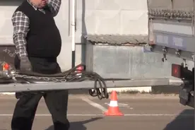 实拍：运输货物的卡车和全挂车厢是怎样连接的？