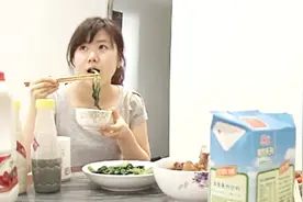 福原爱来中国学球下厨招待日本记者，看到拿手的麻婆豆腐，记者直接懵了视频封面