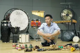 小伙自制乐器，把搓衣板改成琴，塑料瓶做成鼓，节奏走起好听哭了视频封面