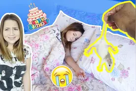 用老鼠吓唬正在睡觉的女友恶作剧