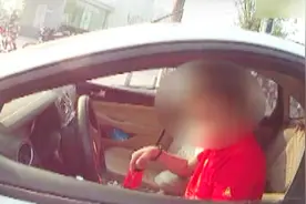 江苏男子将车停在路口呼呼大睡，被民警叫醒后语无伦次有点懵视频封面