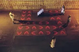 真人版的走迷宫游戏，旋转的地板玩的他们团团转视频封面