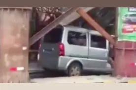 武汉光谷一在建高架桥脚手架坍塌 面包车被压一死四伤视频封面