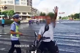 海南海口：面对交警执法男子当街“尬舞”   画面不可描述视频封面