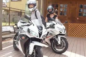 日本街头遇到的美女骑士！完美驾驭两台大排量摩托车视频封面