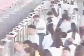 看着都疼！南京一男子胳膊被地铁门夹了7站视频封面