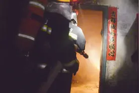 超负荷电线短路引发火灾 侯马消防疏散多户居民视频封面