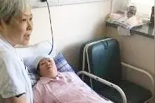 52岁女子冒险诞下龙凤胎 曾四次进重症监护室！背后的原因令人心酸视频封面