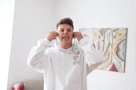 Ben用带电的耳机恶搞弟弟，正高兴地听着歌突然就被电飞了！视频封面