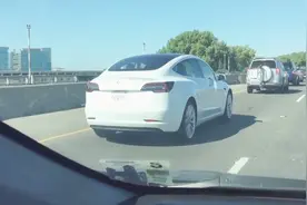 路上巧遇特斯拉Model 3视频封面