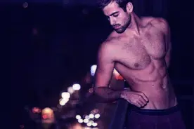 在家锻炼肌肉最有效的方法肌肉男健美训练 高清视频封面