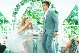 婚礼现场新娘突然高歌一曲，吓坏新郎和在场的嘉宾视频封面