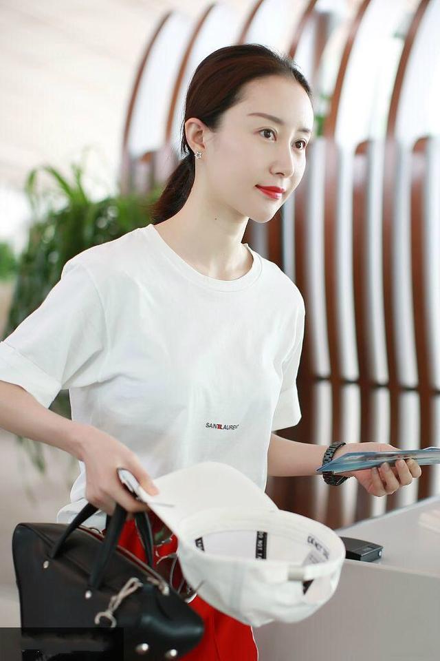 身高只有163的舒畅最新机场秀选择穿这条红色开叉长裤,确实显腿长!