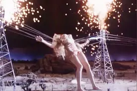 外星人里的大个头，身高50英尺被直升机轰炸，美女好可怜