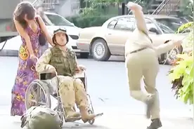 恶作剧：小伙为逃兵役假装腿部残疾，教官为拆穿拿着鞭子往死里抽！