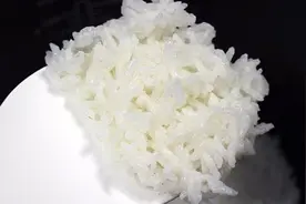 电饭煲老粘锅太难洗，只需煮饭前做个小动作，煮的饭不粘锅还香视频封面