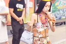 佩服，美女用辣条报纸等制成衣服穿上大街！视频封面