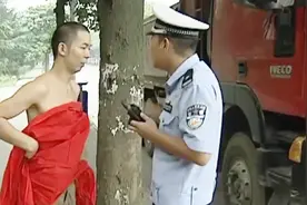 “红孩儿”开风火轮闯红灯，竟遇上“二郎神”执勤，听到二郎神开口那刻我就笑了视频封面