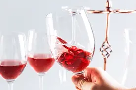 逆天啦！仅仅用酒杯就成功逆袭了？视频封面