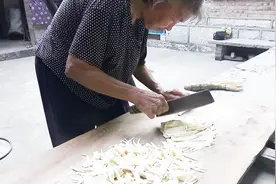 农村奶奶教你做手擀柳叶面，不用炒菜都能吃两碗！视频封面