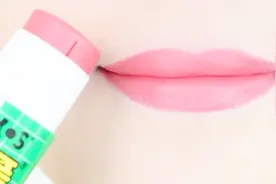 口红干了涂不上怎么办呢？这样diy一下口红 演绎与众不同的美视频封面