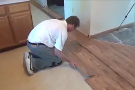 国外老房子换铺木地板全过程，这工人娴熟的手法，工资应该不会低视频封面