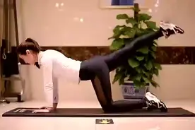 美女健身教练，黑色紧身裤做瑜伽。视频封面