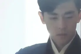 邓伦走机场，穿橄榄绿毛衣，搭短款羽绒服儒雅帅气又乖巧视频封面