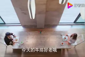 美女为吃到男友的牛排，竟爬上桌子，两人嘴对嘴喂食，真甜图片