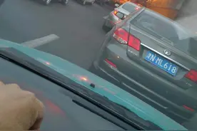 天津河北区万柳村大街隧道积水很深，造成现场及周边道路堵车严重图片