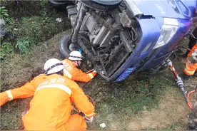 小货车行至贵州开阳“飞” 下路坎 麦肖路消防及时解救被困司机图片