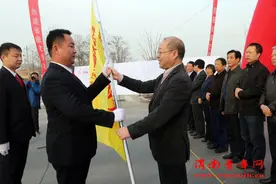 中国渭南国际马拉松赛志愿者服务队今天在大荔成立（高清组图）图片