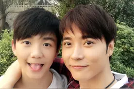 张丹峰与儿子同框合照卖萌 网友:父子俩都太帅！图片