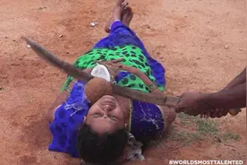 印度夫妻劈椰子绝技 丈夫弯刀砍向妻子咽喉图片