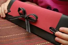 优雅庄重的蝴蝶结笔袋手工制作方法图片