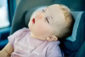 四种原因，导致孩子夜里哭闹、睡不安稳！图片