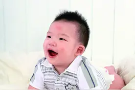 最贴心 | 宝宝敏感拒绝搂抱？正确答案在这里图片