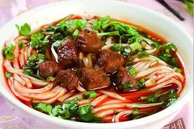 奶奶把肉全部夹到孙子碗里，端给孙子吃，孙子竟这样说奶奶图片