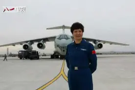 开飞机的女大校：离地三尺 不分男女视频封面