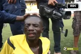 足坛震惊一幕！刚果联赛疯狂球迷冲进场内围殴主裁判图片