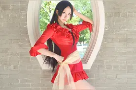 韩国美少女COS海贼王女帝 网友：腿比原版还长图片