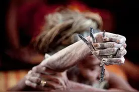 高僧坚持举手四十多年，最后他的手臂居然变成这个样子！图片