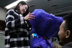从“公交搭讪求婚成功抱得美人归”看公交车上的搭讪智慧图片