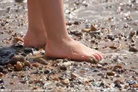 光脚丫玩耍的好处你知道吗？图片