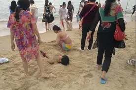 三亚游客那些玩沙滩行为艺术的男男女女们图片