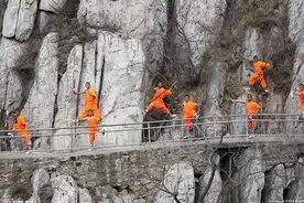 惊心动魄！武者千米悬崖“飞檐走壁”修炼少林功夫图片