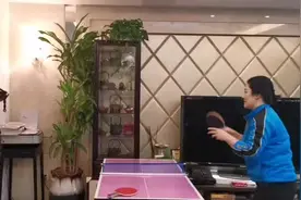 前世界冠军刘伟示范在家对墙打乒乓，非常时期在家锻炼！