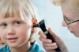 我家电视机为啥越开越响？医生提醒随时关注孩子听力反应图片